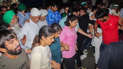 Protesting wrestlers