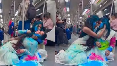 Holi In Delhi Metro