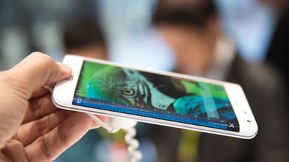 patent application hints samsung may return to flagship Smartphones with curved display