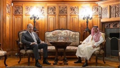 സൗദി വിദേശകാര്യ മന്ത്രി അമീർ ഫൈസൽ ബിൻ ഫർഹാനും ഷ്യൻ വിദേശകാര്യ മന്ത്രി സെർജി ലാവ്റോവും