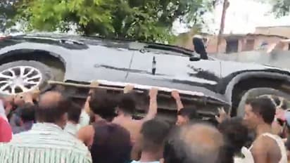 UP Doctor Attacked After SUV Hits Cow, Crowd Frees Animal Before Assaulting Him | WATCH Viral Video