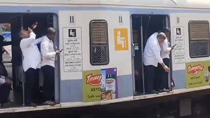 Mumbai Local Train Viral Video: Passenger Allegedly Drinks Alcohol Inside Churchgate-Bound Train (WATCH)