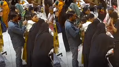 Bhopal Shocker: Man Steals Gold Chain From 8-Month-Old Girl at Crowded Shop, CCTV Captures Act (WATCH)