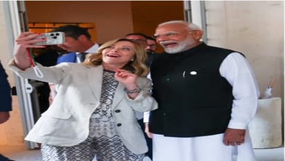 modi mellni selfie pic