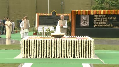 Narendra Modi pays tributes at Sadaiv Atal