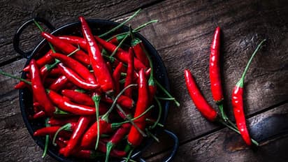 Green chilli or red chilli