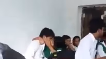 scene of two students kissing while sitting in the classroom is viral on social media watch the video bsm