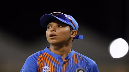 Cricketer Richa Ghosh donate 1 lakh rupees to fight against Coronavirus