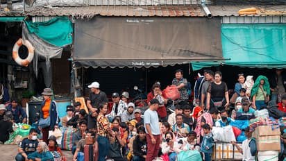 Thousands of Cambodian nationals are continuously crossing the border to return to Cambodia via the Ban Khlong Luek border crossing in Aranyaprathet District, Sa Kaeo Province.