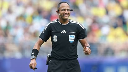 Referee Ismail Elfath