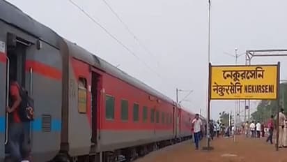 howrah puri superfast express train accident