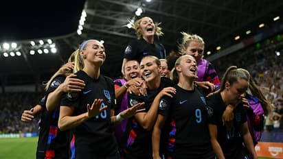 Chloe Kelly celebrates goal vs Italy
