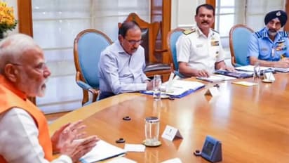 प्रधानमंत्री मोदी ने NSA डोभाल, नौसेना और वायुसेना प्रमुख से की मुलाकात