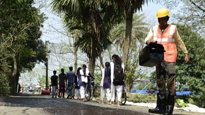 প্ল্যাস্টিকের রাস্তা তৈরি করে এলাকায় চমক শওকত মোল্লার, খুশি ক্যানিং-এর বাসিন্দারাও 