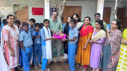 6th grade student Manav returning found gold chain to classmate at Thrithallur KNM VHS School assembly