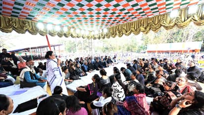 Mamata Banerjee announced that 21 lakh workers will get 100 days of work money from the protest stage bsm