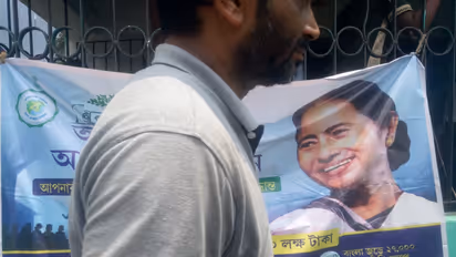 আমাদের পাড়া আমাদের সমাধান কর্মসূচিতে গিয়ে নাজেহাল তৃণমূল কাউন্সিলর, উঠল চোর স্লোগান