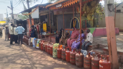 Residents sleep on roads in Kalaburagi amid LPG cylinder shortage