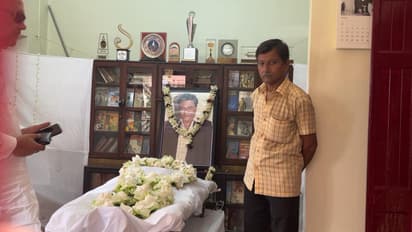 last rites were completed at Samaresh Majumders house in North Kolkata many people including politicians paid their last respects