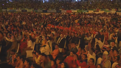 watch viral video over 35000 indians sing vande mataram at pm modi at Ahlan Modi event bsm