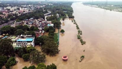 മഴക്കെടുതിയില് വലഞ്ഞ് ആയിരക്കണക്കിന് അഭയാർത്ഥികൾ, കൂടെ കുടിയിറക്കല് ഭീഷണിയും; രാജ്യത്തെവിടെയെങ്കിലും ഭൂമി നല്കണം എന്ന് ആവശ്യം