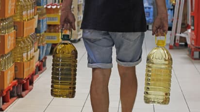 How much Cooking oil should a family of four use per month