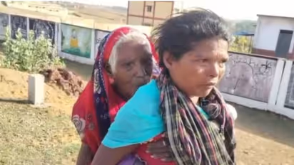 Woman carries 90 year old mother in law on back for 9 km to bank for pension in Chhattisgarh
