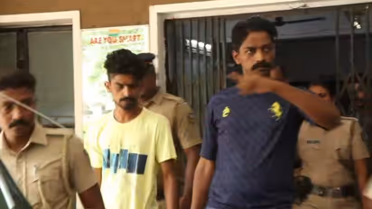 Kochi Police beaten by Youth