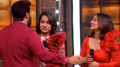 mohanlal again welcomes adhila and noora to his home in bbms7 grand finale