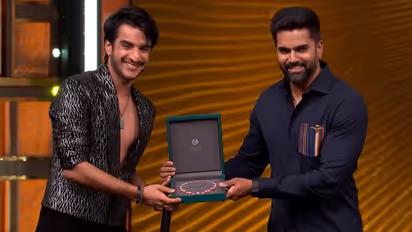 aryan kathuria received diamond necklace in bigg boss malayalam season 7 finale