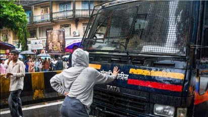 Mumbai Andolan Girl Stops Police Van