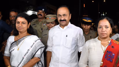 റീസർജ് - സെയ്ഫ് വിമൺ, സെയ്ഫ് കേരള - ഫ്രീഡം അറ്റ് മിഡ്നൈറ്റ്' രാത്രികാല വനിതാ സംഗമത്തിൽ പങ്കെടുക്കാനെത്തിയ മുഖ്യമന്ത്രിയും മന്ത്രിമാരും