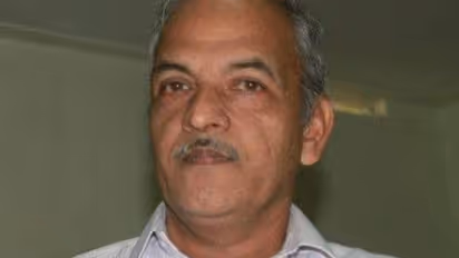 retired Teacher fell from coconut tree died