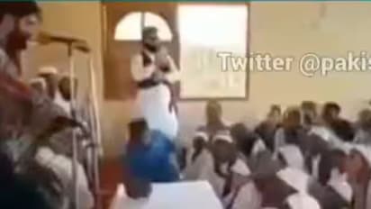 हिंदूंचे धर्मांतर करताना फोटो