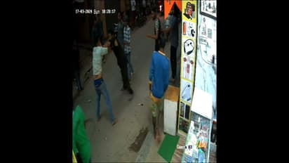 बंगळुरूमधील हाणामारीचे दृश्य 