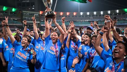 PM Modi Meets Women Cricket Team