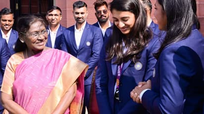 President Meets Women Cricket Team