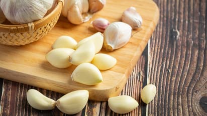 How-To-Peel-Garlic-Easily