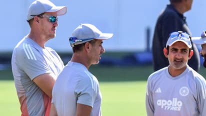 Assistant Coach Ryan ten Doeschate