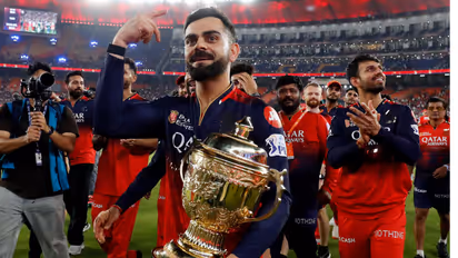 virat kohli with ipl trophy 