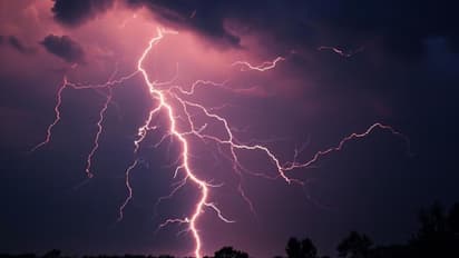 How to protect yourself from lightning during thunderstorms