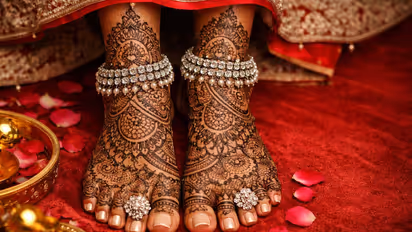 bride foot mehandi design