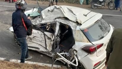 तेज रफ्तार कार पेड़ में टकराने से दो की मौत हो गई