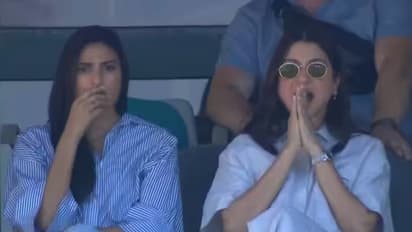 Anushka-Sharma-and-athiya-Shetty-reaction-when-Indian-team-all-out-on-153