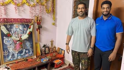 MS-Dhoni-taking-blessings-of-maa-Durga-in-Ranchi
