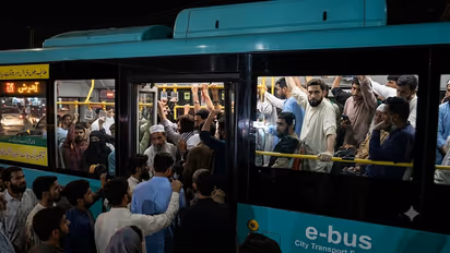 Pakistan overcrowded e-bus