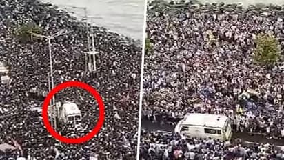 Fans clear path for ambulance in Mumbai