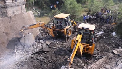 50 year old bridge collapses in Raisen Bareilly