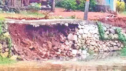 pazhanchirakulam renovation row as protective wall collapses again in heavy rain