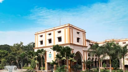 నిజాం కాలేజీలో విద్యార్ధుల ఆందోళన: కొత్త హస్టల్ భవనం కేటాయింపుపై నిరసనలు